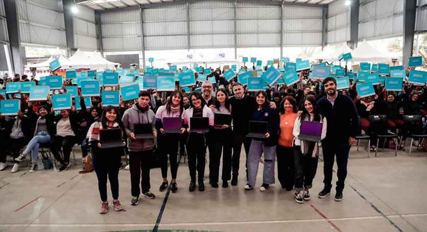 Achával encabezó la entrega de más de 600 netbooks.