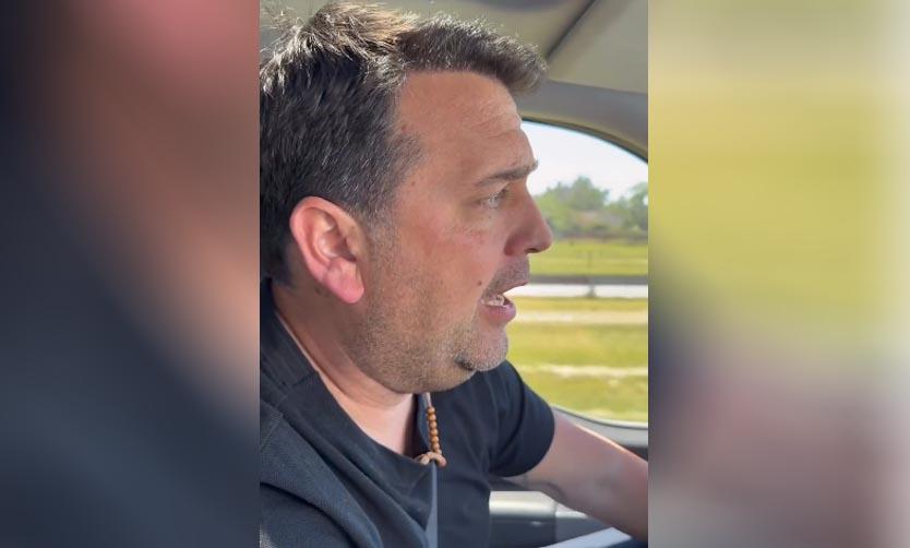 Inhabilitan a conductor que se mostró en redes manejando mientras hacía una videollamada