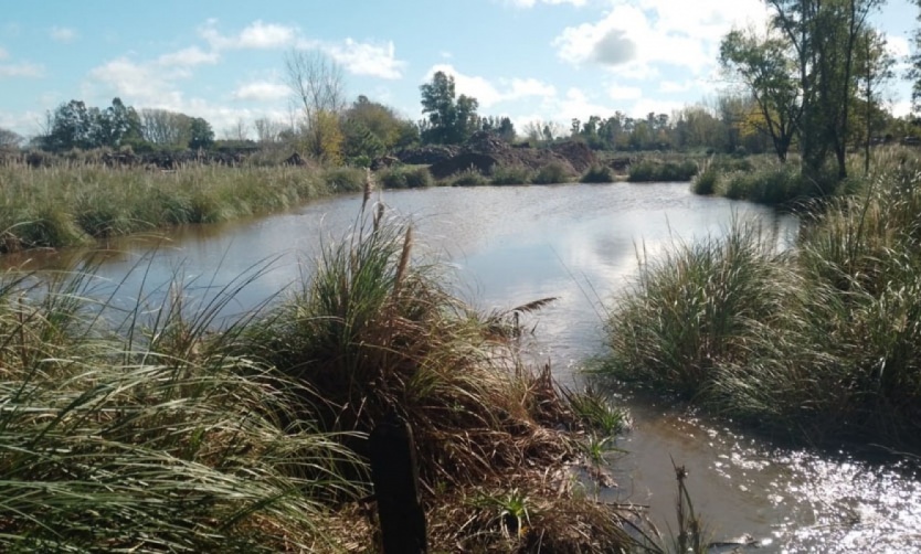 Frenan una obra que había tapado un tramo de un arroyo en Pilar