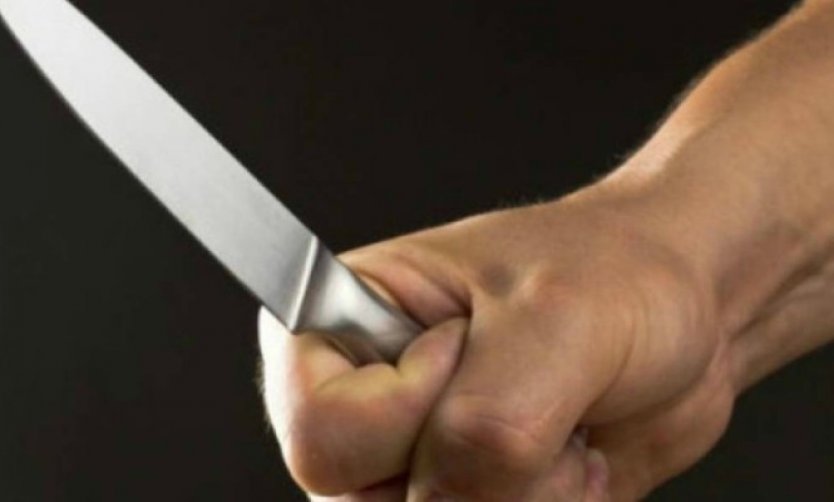 Brutal: Amenazó a su mujer y su bebé con un machete y un cuchillo