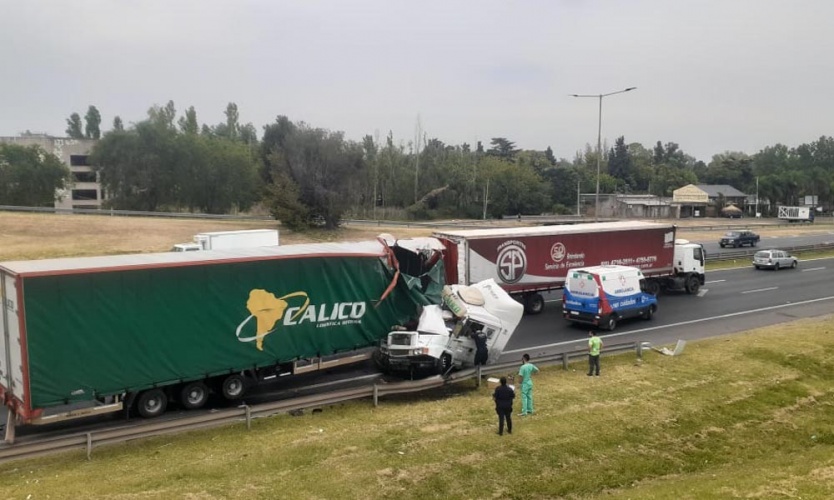 Un camión chocó contra un puente en la Panamericana