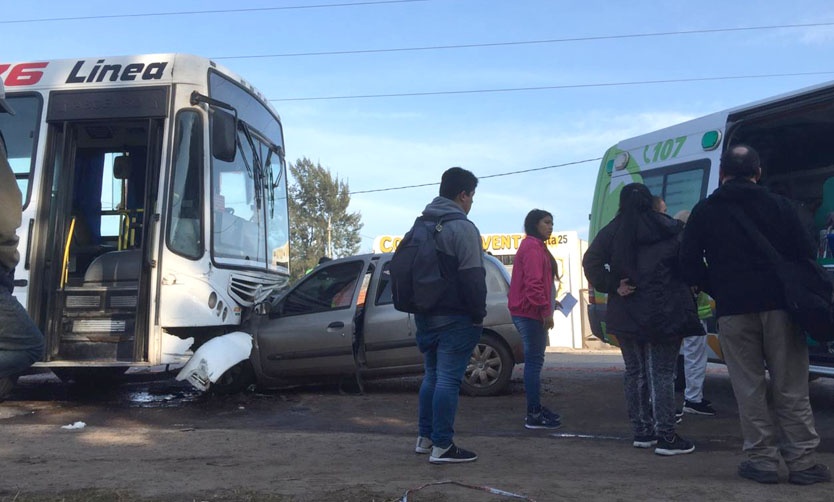 Casi una veintena de heridos al chocar un colectivo contra un auto