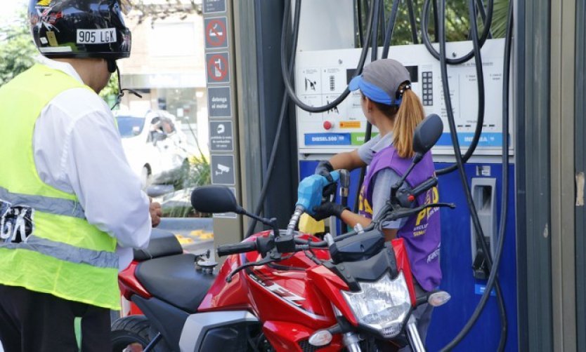 Dueños de Estaciones de Servicio en contra de no cargar combustible a motociclistas sin casco