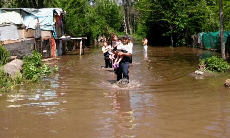 Por las lluvias, desbordó el Río Luján y unas 70 personas tuvieron que abandonar sus casas