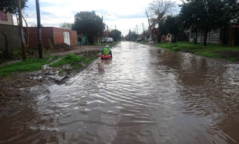 La tormenta dejó calles anegadas, caída de árboles y voladura de techos