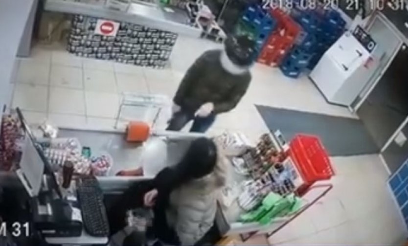 Video: Balearon a una comerciante china en un supermercado