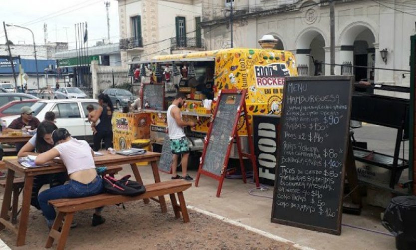 Food Trucks: el Municipio analiza convocar a una consulta popular para decidir si vuelven a la Plaza