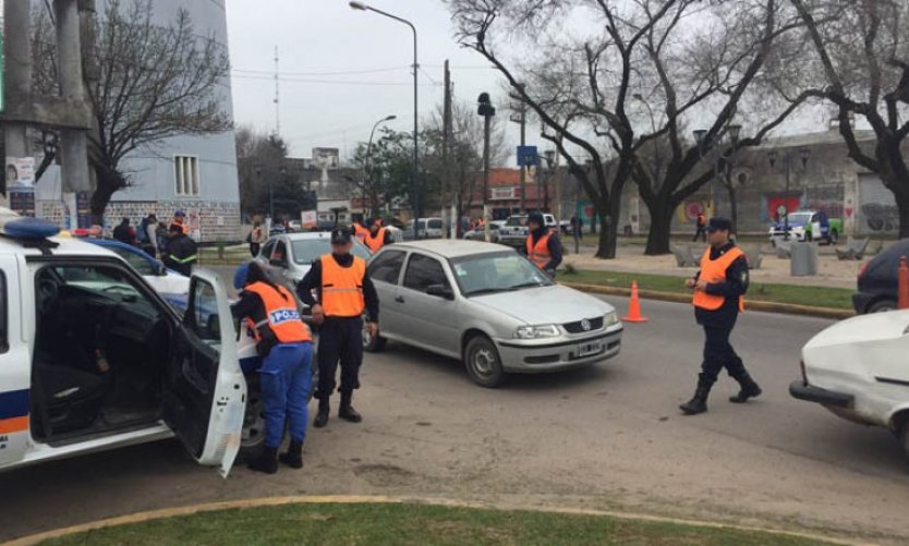 En operativos de prevención, detienen a dos hombres con armas y drogas