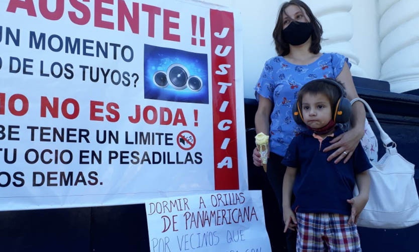 Por ruidos molestos de sus vecinos, niño autista duerme en un auto a la vera de la Panamericana