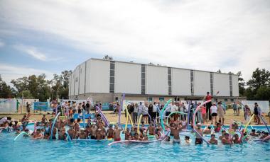 Con entrada gratuita, arrancan las actividades en las piletas de los clubes municipales de Pilar