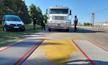 El Ministerio de Transporte detuvo un camión con un exceso récord de carga