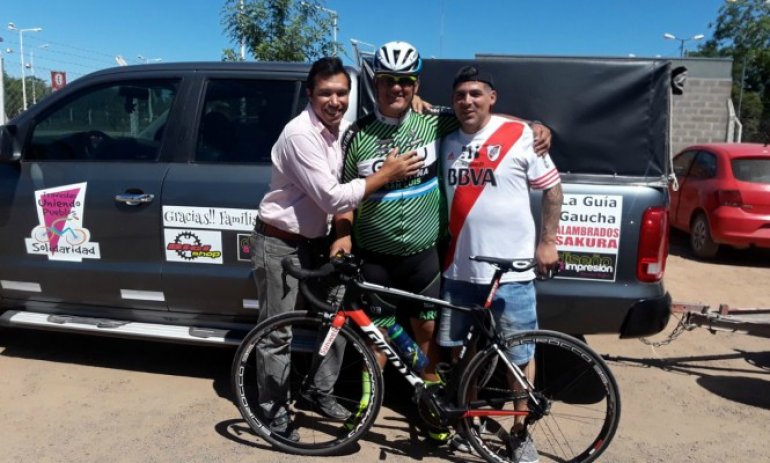 "Uniendo pueblos": Vecino de Derqui pedaleó hasta San Luis para llevar donaciones a una escuela