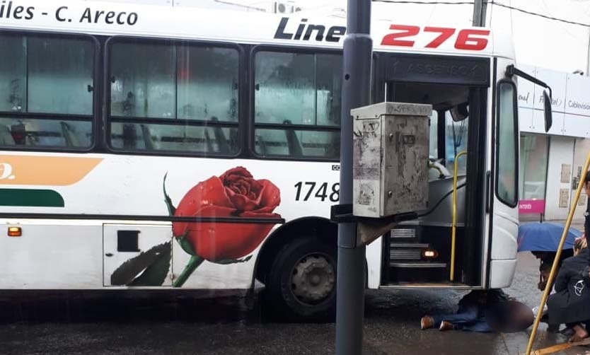 Colectivo embistió a un hombre en el centro de Pilar