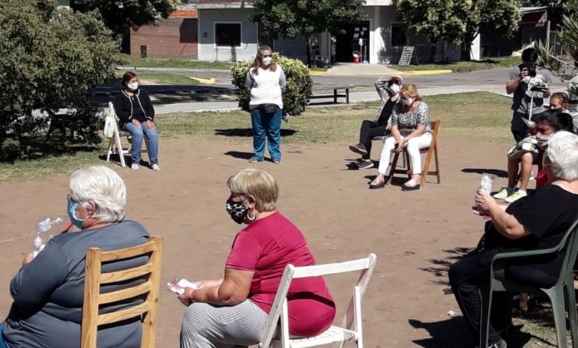 Entregan Pulseras Sanitizantes para adultos mayores de Manuel Alberti