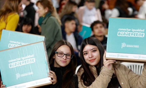 La Provincia entregó computadoras personales a estudiantes secundarios