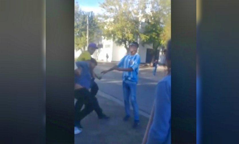 Video: Brutal ataque a golpes a dos adolescentes para robarles el celular