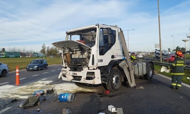 Otro grave choque en la Panamericana: un camión volcó y el chofer murió arrollado por su propio vehículo