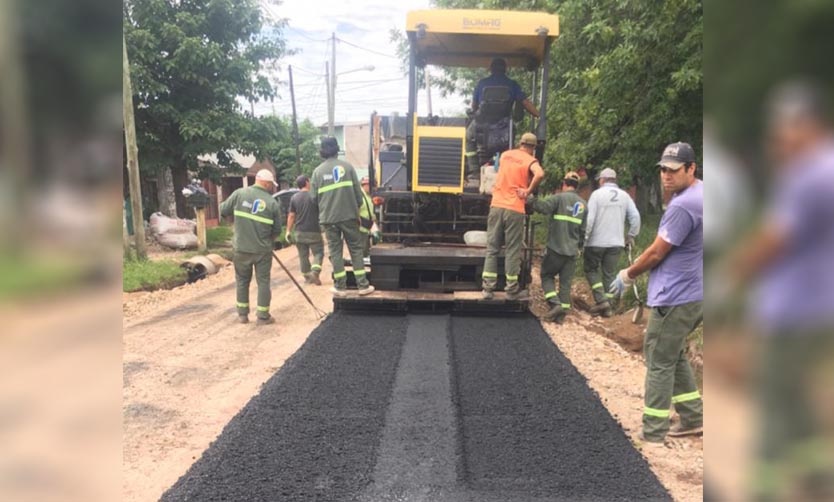 Extienden asfalto en una calle de la localidad de Derqui