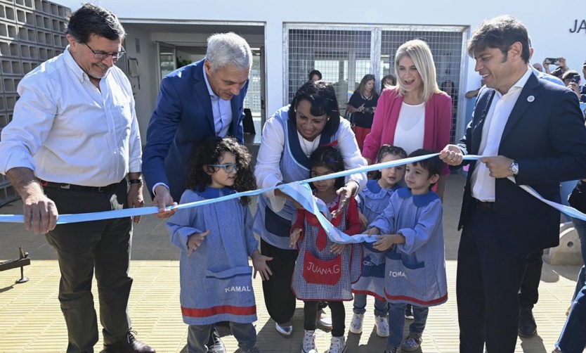 Axel Kicillof encabezó la inauguración de un jardín de infantes y entregó más computadoras