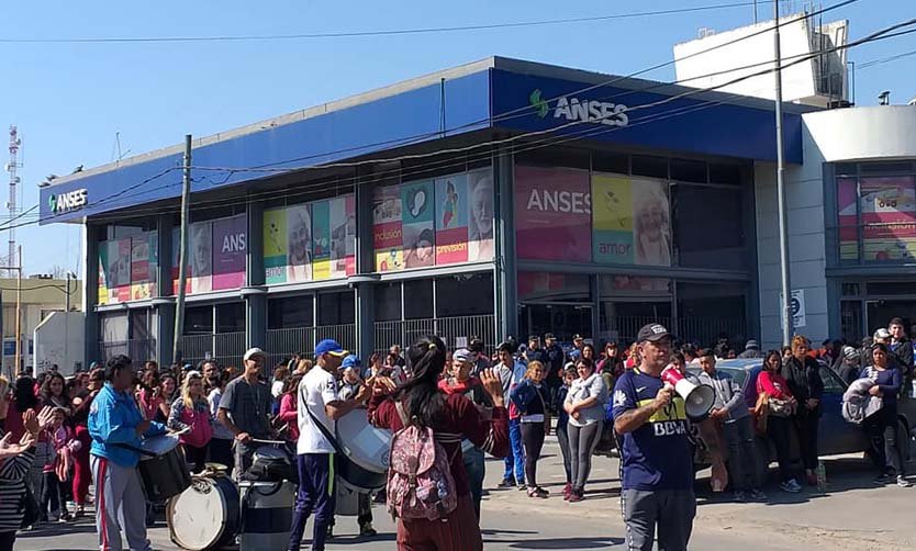 Por el ajuste, organizaciones reclamaron aumento en las asignaciones con una marcha al ANSES