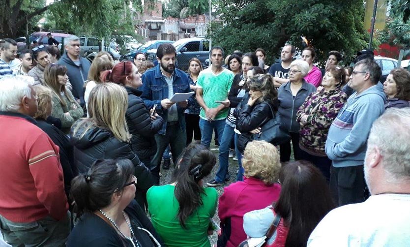 Contra la inseguridad: vecinos de un barrio insisten en cerrar una calle pública