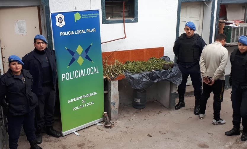 En un operativo, la policía incautó casi dos kilos de marihuana