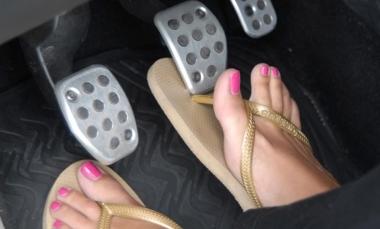 Ojotas y mate: advierten sobre riesgos al volante en vacaciones