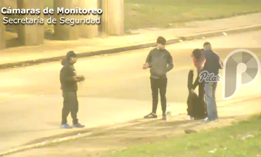 Video: Ladrones asaltaron a dos jóvenes debajo de un puente de Panamericana