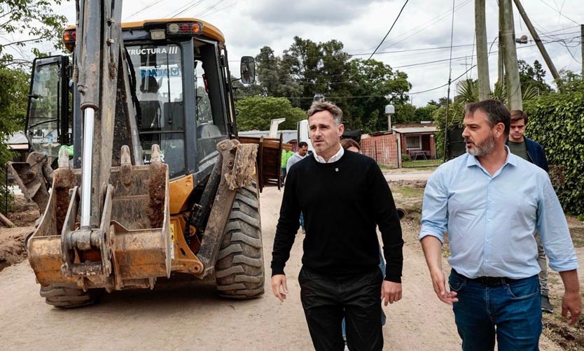 Achával recorrió obras urbanas que mejoran la localidad de Manuel Alberti