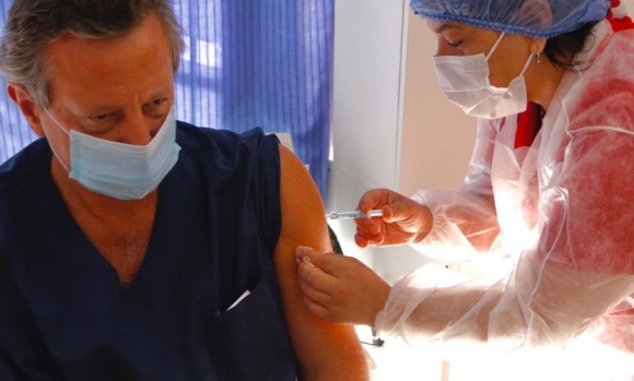 Arrancó la aplicación de la segunda dosis de la vacuna contra el COVID para el personal de salud