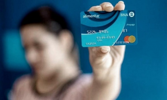 El Gobierno evalúa un bono de fin de año y confirma que se duplica el monto de la Tarjeta Alimentar