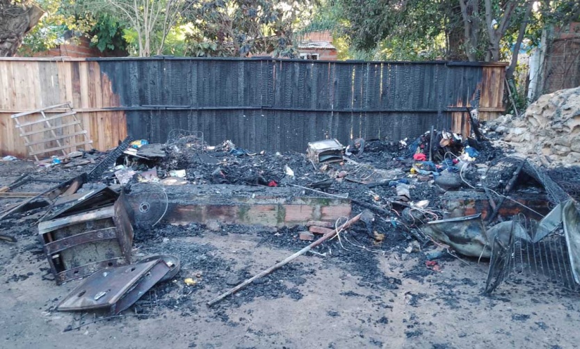 Un incendio destruyó una vivienda en un barrio de Pilar