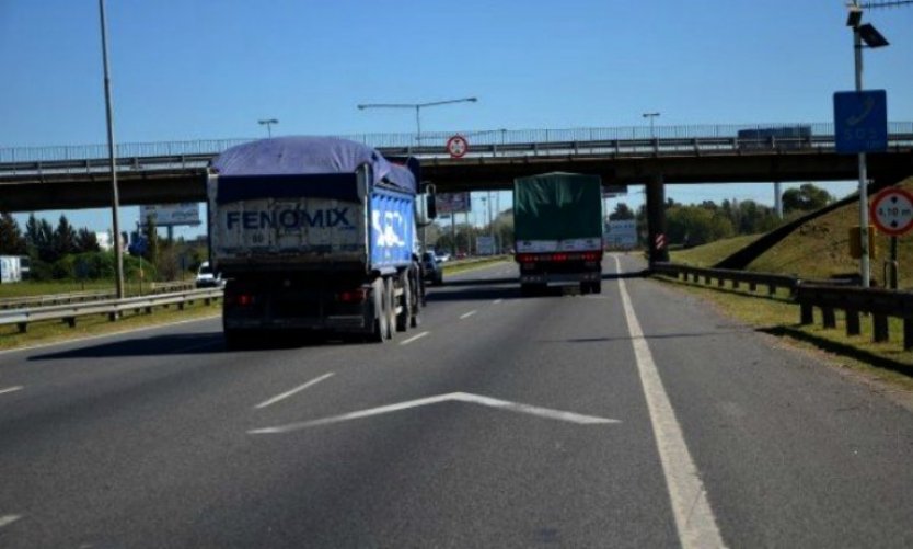 La mitad de los camiones excede la velocidad máxima en la Panamericana