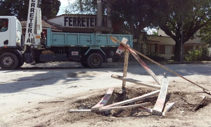 Vecinos reclaman que se repare el acceso a una calle recientemente asfaltada