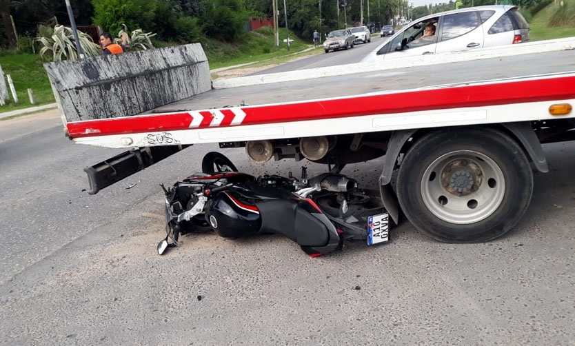 Motociclista herido al chocar contra un camión