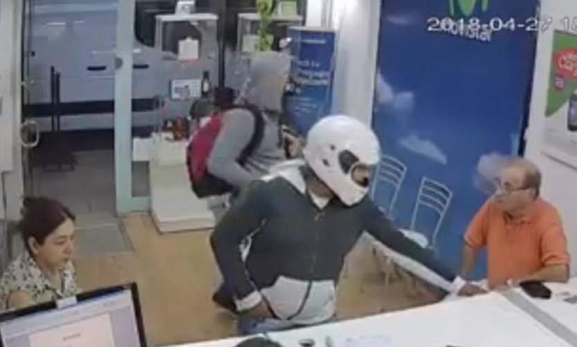 Video: delincuentes armados robaron un local de celulares en el centro de Pilar