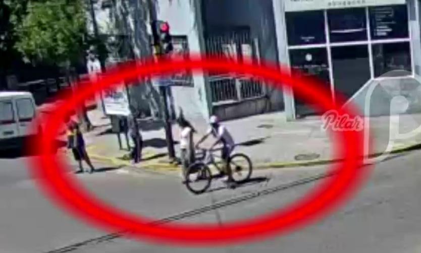 Video: así detuvieron al hombre que mató a puñaladas a un vecino para robarle la bicicleta