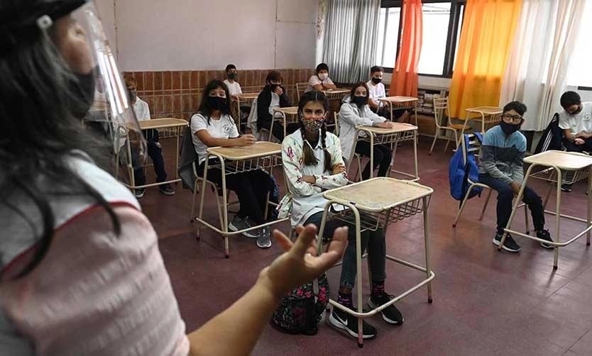 Educación eliminará las “burbujas” y hará énfasis en la vacunación y el barbijo