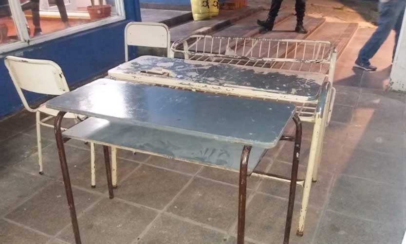 Tres jóvenes terminaron detenidas tras robar mobiliario de una escuela