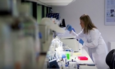 Bioquímicos comienzan a cobrar un bono compensatorio a afiliados de prepagas