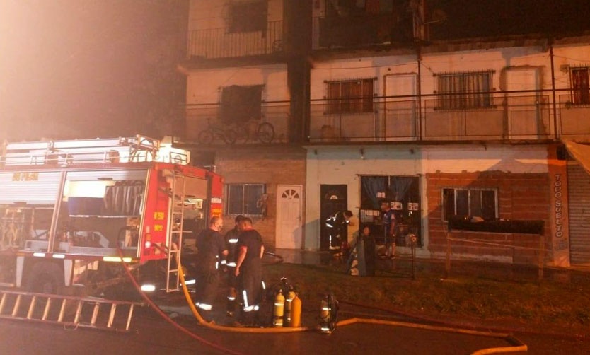 Una mujer herida y un bombero electrocutado tras un incendio en complejo de departamentos