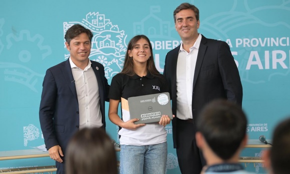 Axel Kicillof encabezó la entrega de 251 netbooks a estudiantes de Luján