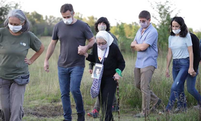 Achával y Nora Cortiñas plantaron árboles por la Memoria en la Reserva Natural