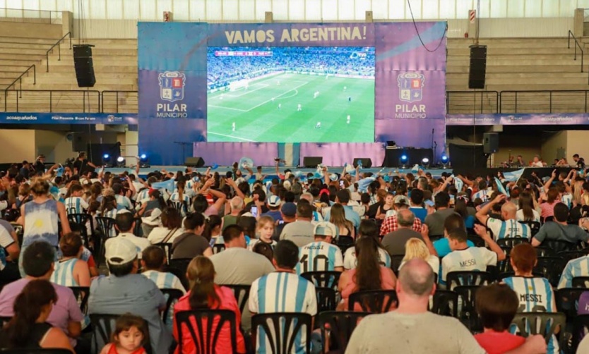 Pilar vibró en el Microestadio con el pase a cuartos de final de la Selección