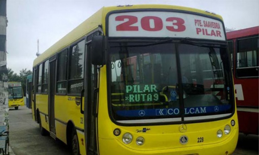 Hombre golpeó a su pareja en el colectivo y fue detenido