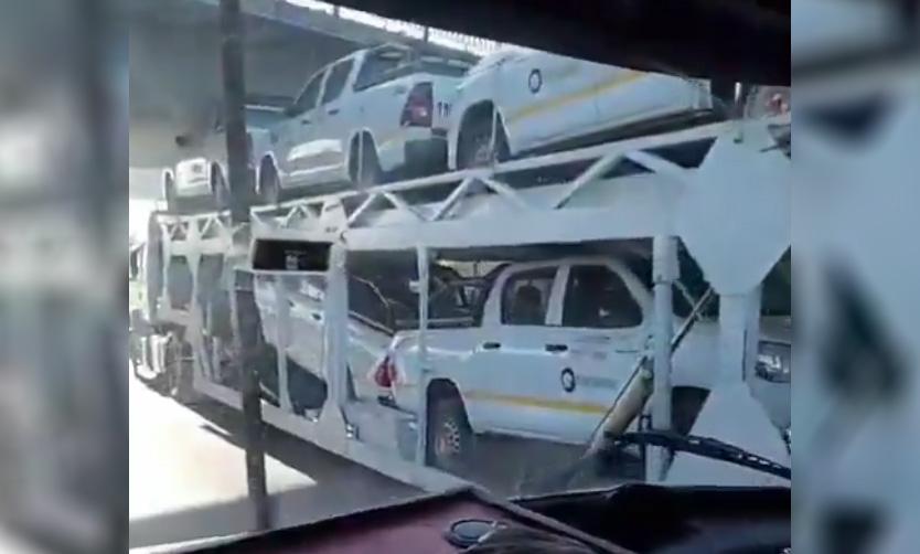 Camión que transportaba Hilux 0 KM quedó atascado en un puente de la Panamericana