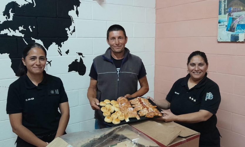 Privados de la libertad donaron panificados a una Escuela Primaria