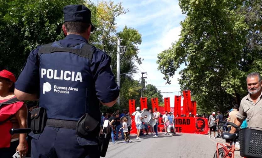 Crisis: Organizaciones sociales protestaron en la puerta de un tradicional country