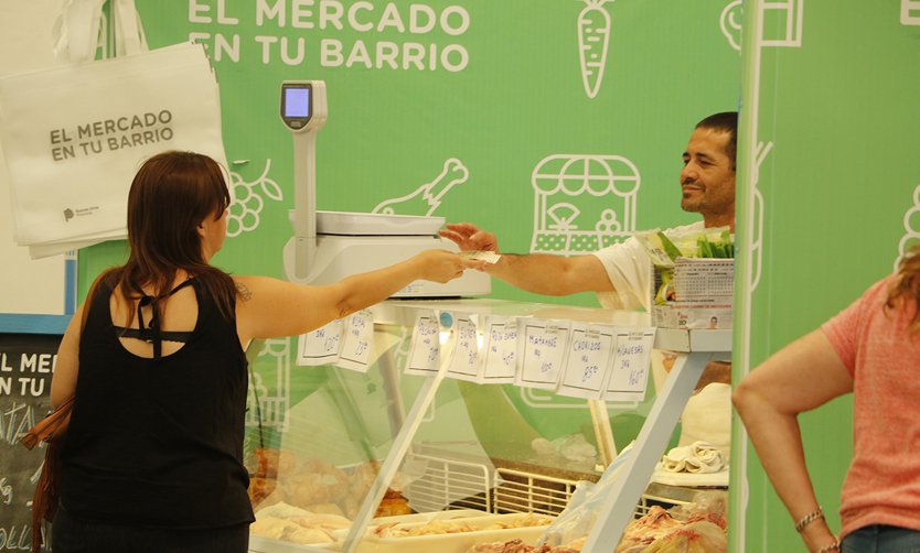 La feria itinerante "El Mercado en tu Barrio" incorpora nuevos productos
