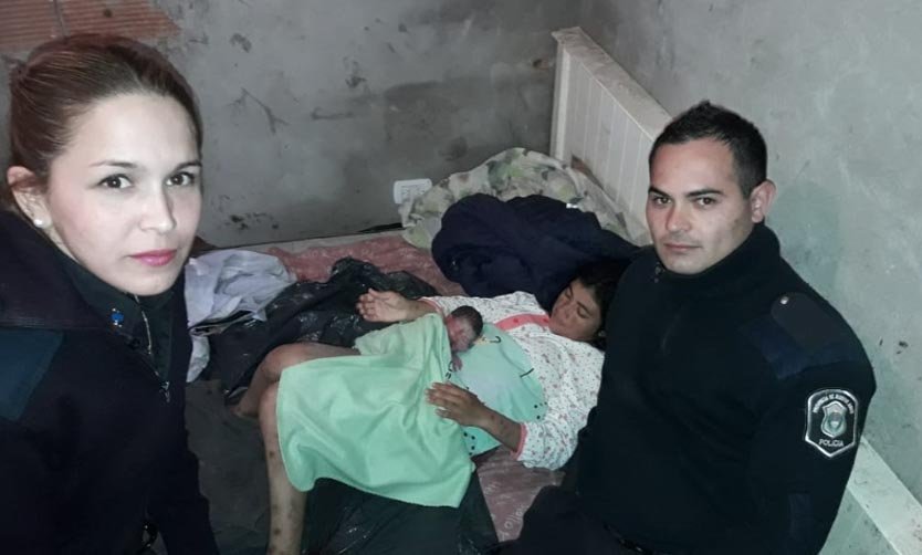 Policías parteros: Dos agentes ayudaron a dar a luz a una joven